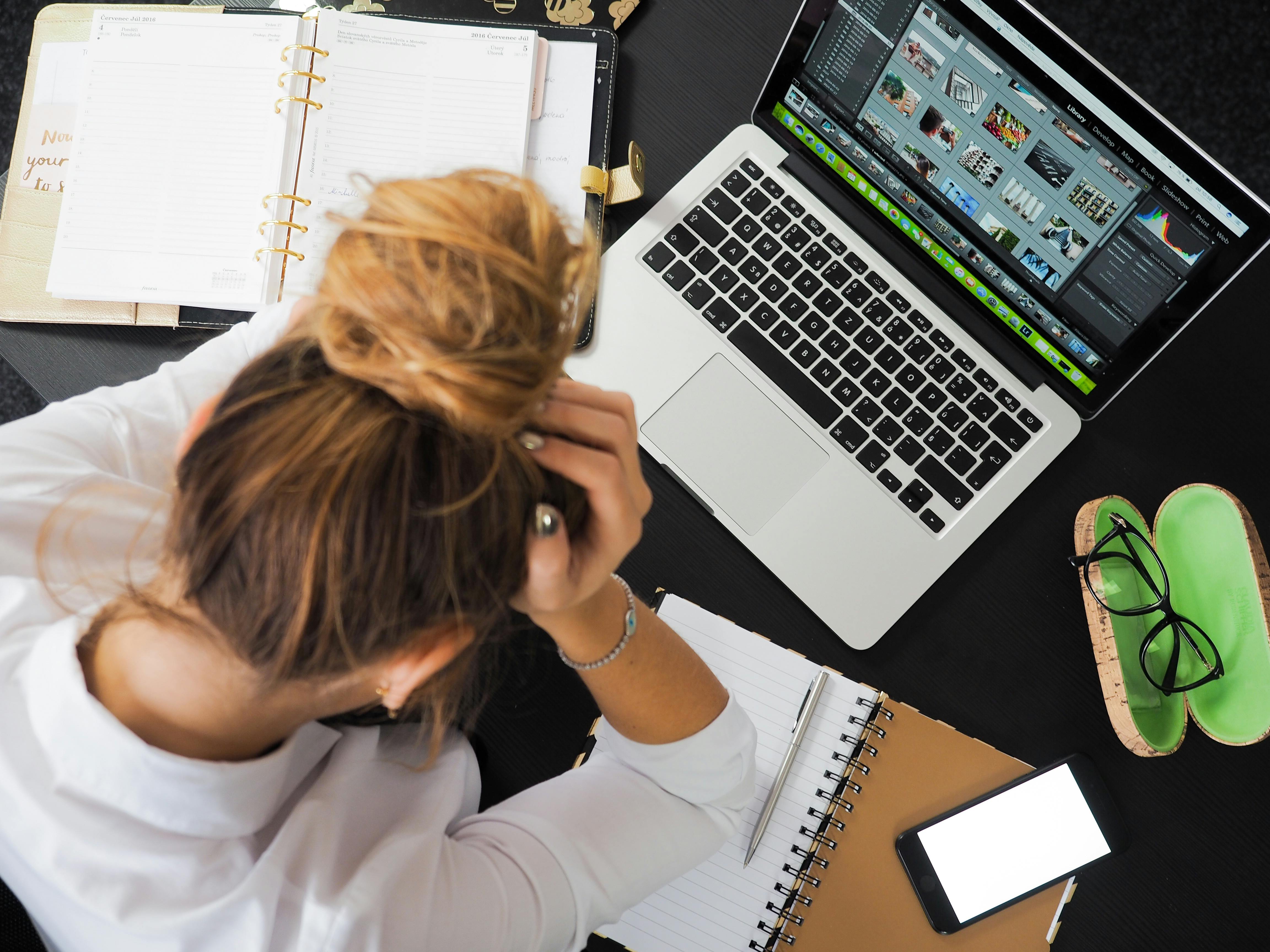 woman_sitting_in_front_of_macbook