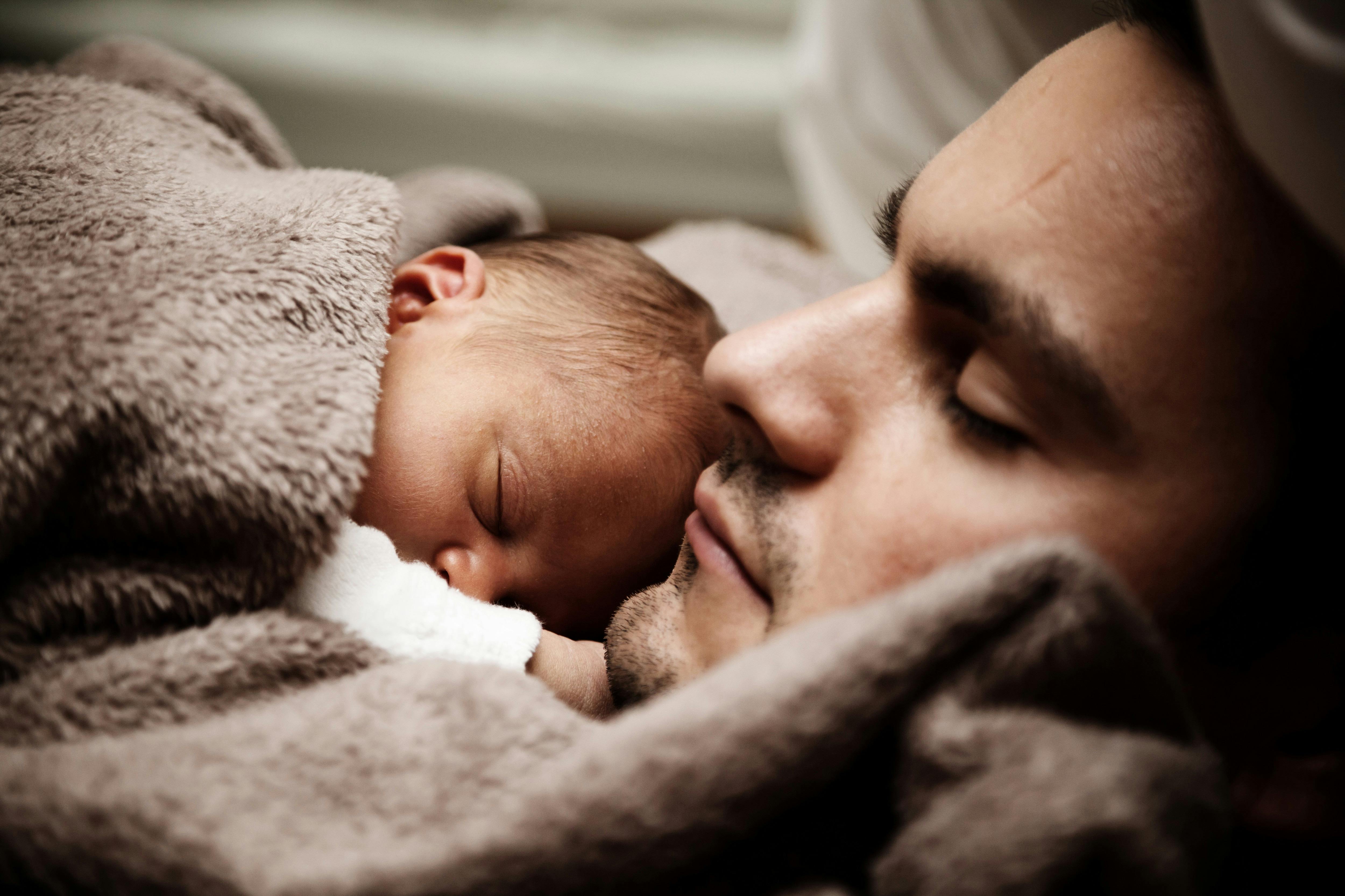 close-up-of-a-dad-and-his-little-baby-sleeping-together