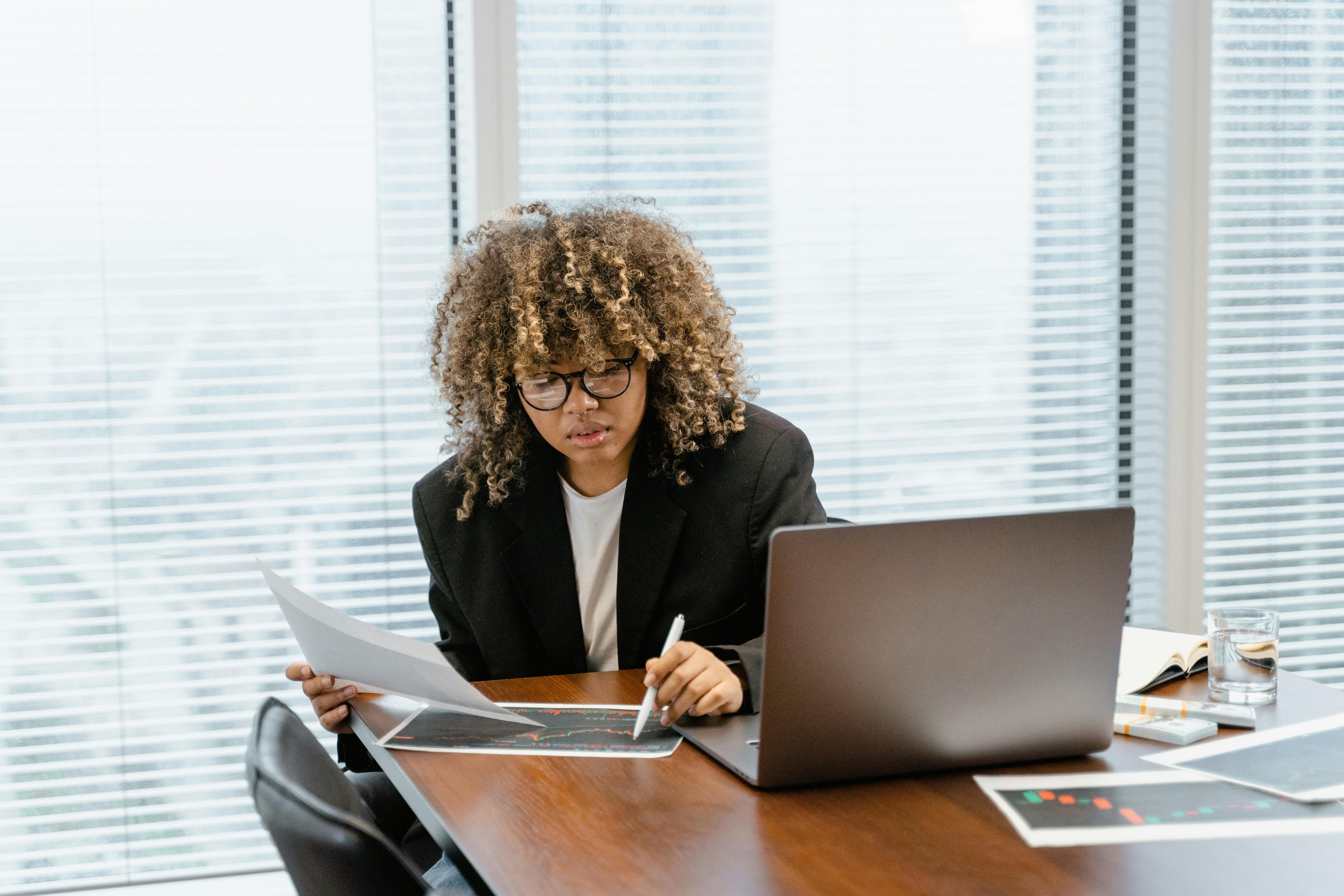 marketing-man-laptop-technology